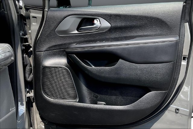Used 2025 Chrysler Pacifica Select FWD image 30