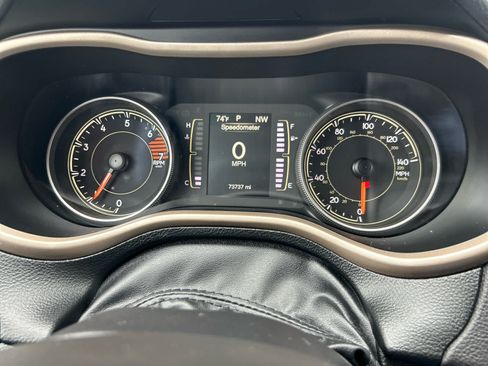 Used 2017 Jeep Cherokee Latitude w/ Cold Weather Group FWD image 14