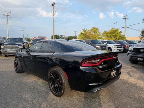 Used 2017 Dodge Charger SXT w/ AWD Premium Group image 3