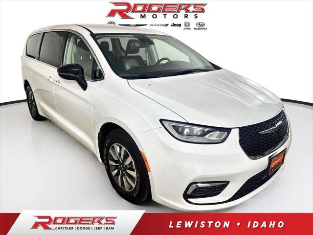 Certified 2024 Chrysler Pacifica Limited FWD image 1