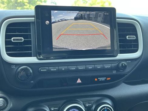 Used 2024 Hyundai Venue Limited FWD image 18