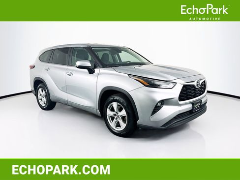 Used 2025 Toyota Highlander LE image 1