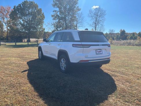 Used 2024 Jeep Grand Cherokee Laredo image 9