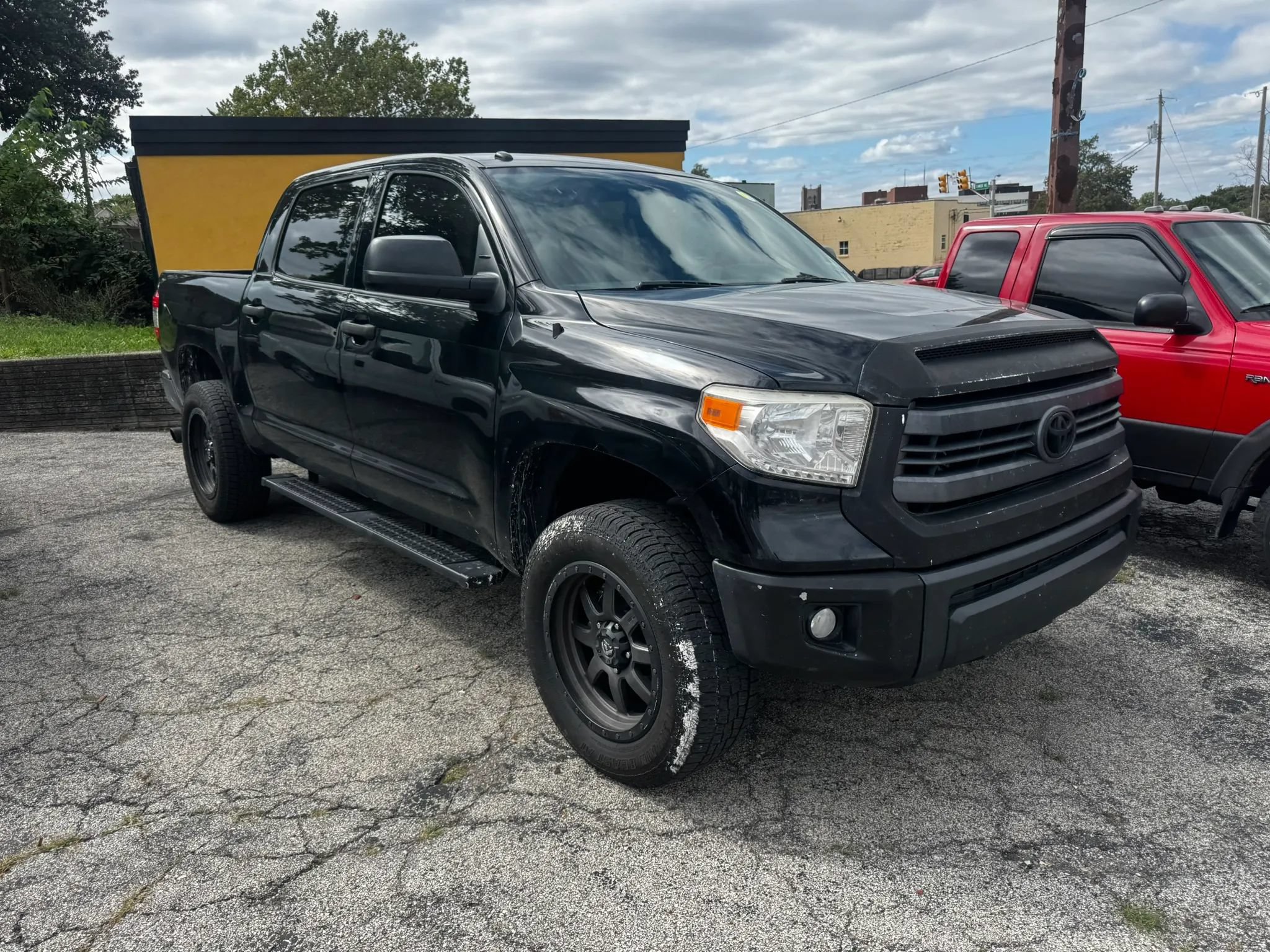 Used 2015 Toyota Tundra SR5 w/ SR5 Upgrade Package AWD/4WD image 3
