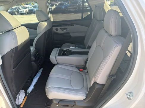 Used 2025 Honda Pilot Touring image 9