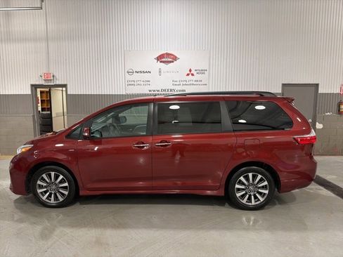 Used 2020 Toyota Sienna Limited image 7