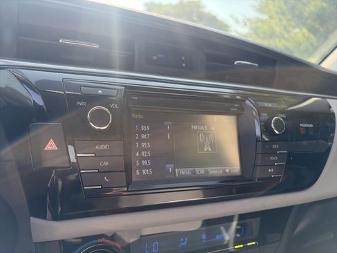 Used 2015 Toyota Corolla LE FWD image 28