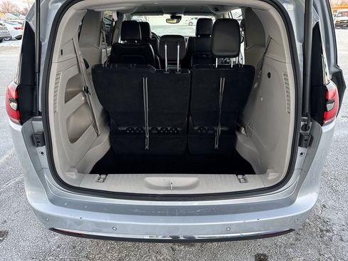 Used 2023 Chrysler Pacifica Touring-L image 16