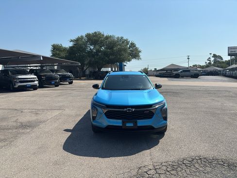 Certified 2025 Chevrolet Trax RS w/ Driver Confidence Package FWD image 2