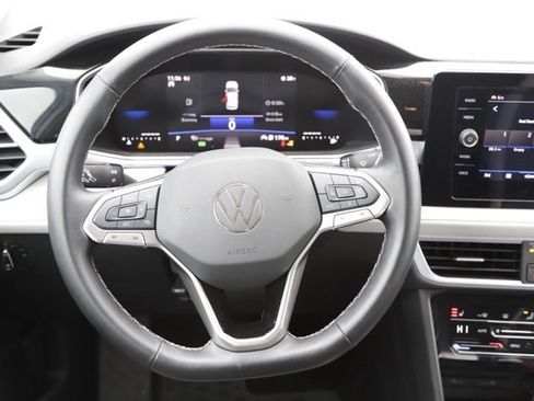 Used 2025 Volkswagen Taos SE image 18