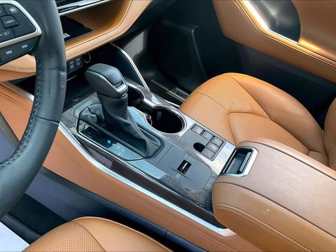 Used 2024 Toyota Highlander Platinum image 17