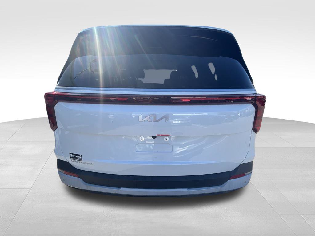 Used 2026 Kia Carnival LX FWD image 4