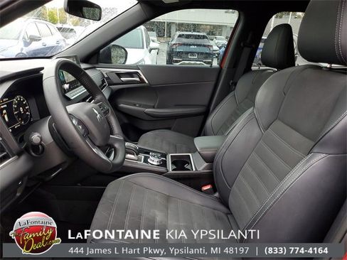 Used 2024 Mitsubishi Outlander SE Black Edition image 12