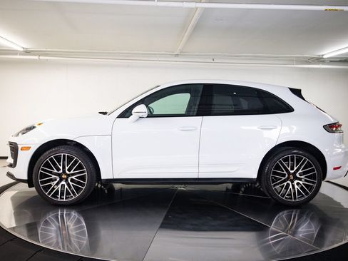 Certified 2023 Porsche Macan AWD/4WD image 2