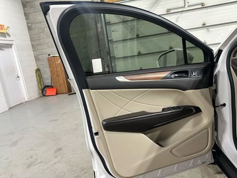 Used 2017 Lincoln MKC Select w/ Select Plus Package image 11