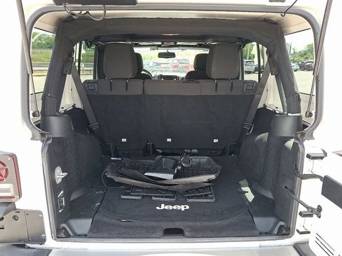 Used 2017 Jeep Wrangler Unlimited Sahara w/ Connectivity Group AWD/4WD image 28