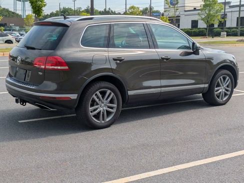 Used 2015 Volkswagen Touareg TDI AWD/4WD image 4