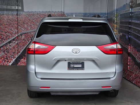 Certified 2020 Toyota Sienna XLE FWD image 6