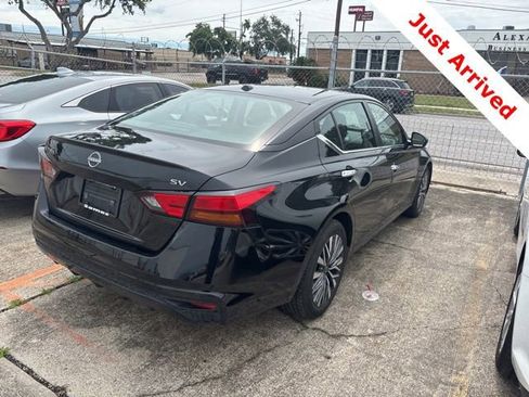 Used 2024 Nissan Altima 2.5 SV FWD image 11