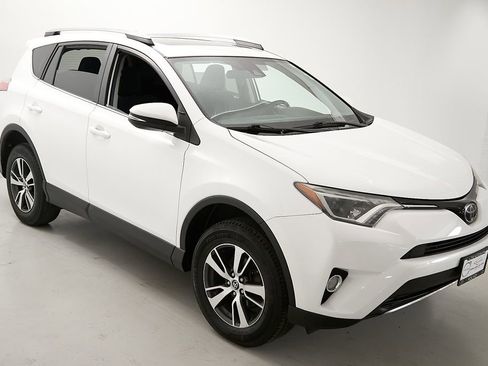 Used 2018 Toyota RAV4 XLE w/ Plus Extra Value Package AWD/4WD image 4