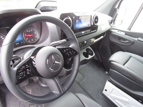Used 2025 Mercedes-Benz Sprinter 2500 image 31