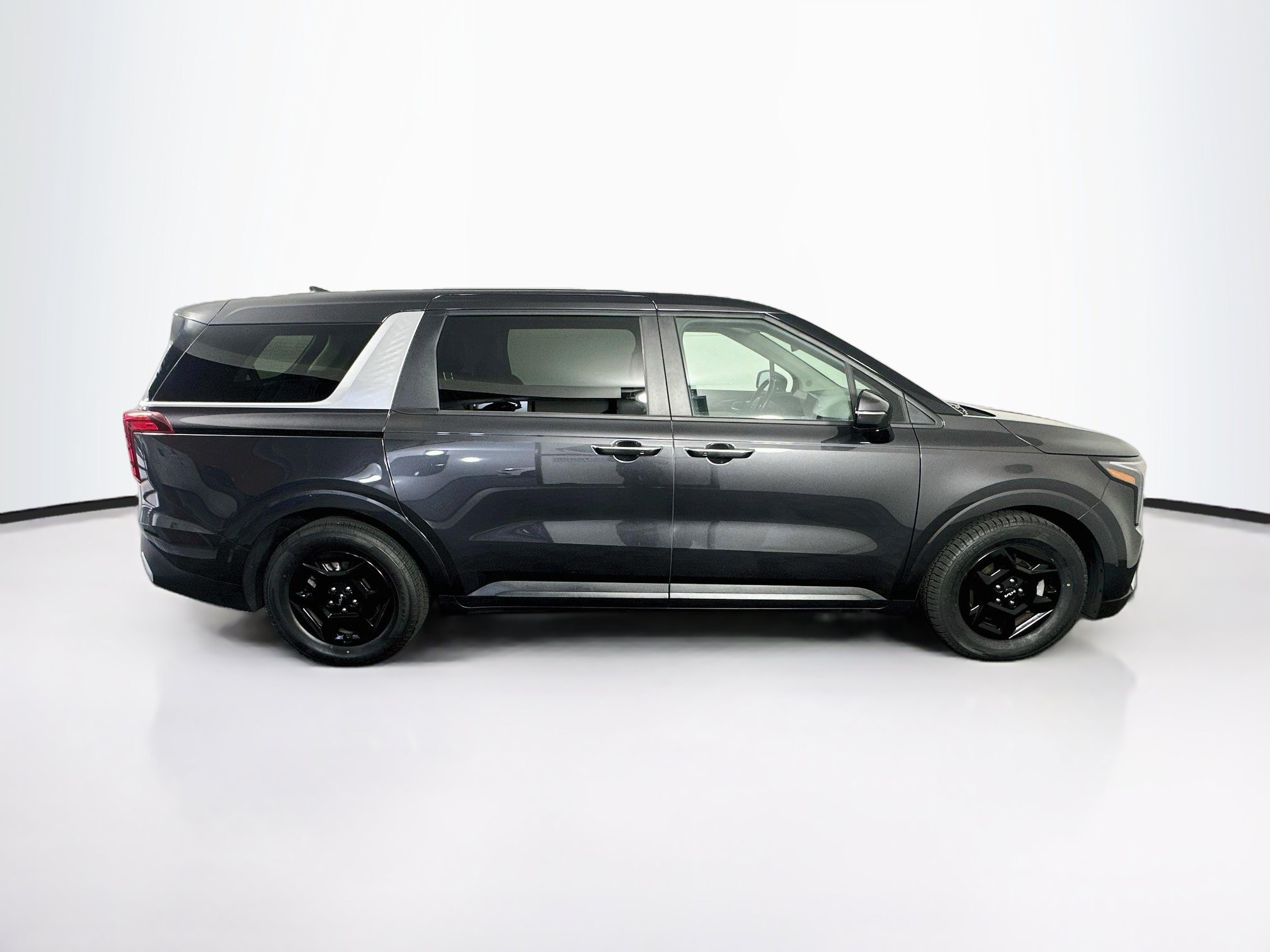 Used 2025 Kia Carnival FWD image 10