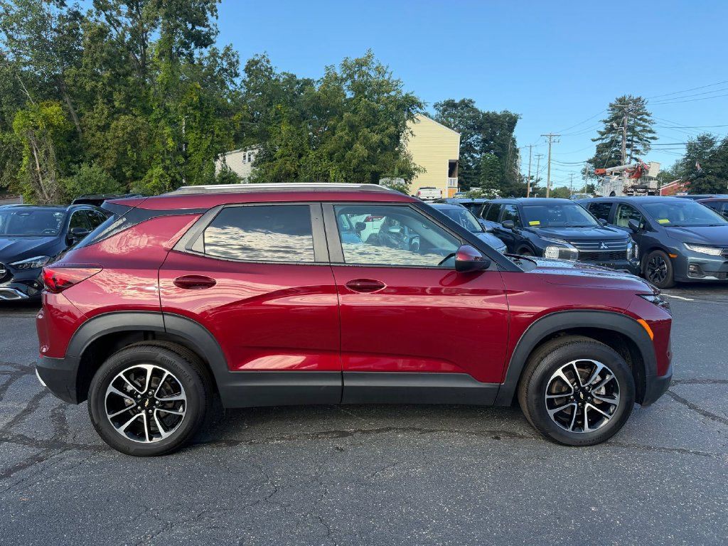 Used 2025 Chevrolet TrailBlazer LT AWD/4WD image 6