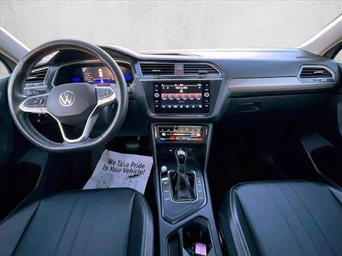 Used 2022 Volkswagen Tiguan SE w/ Panoramic Sunroof Package FWD image 16