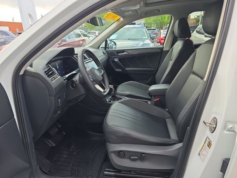 Used 2023 Volkswagen Tiguan SE w/ Panoramic Sunroof Package AWD/4WD image 2