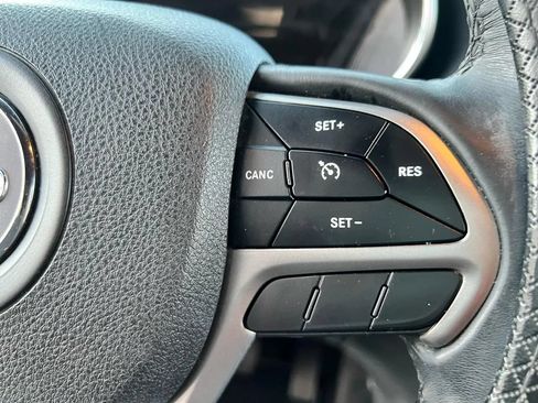 Used 2018 Jeep Grand Cherokee Laredo RWD image 11