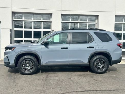 Used 2025 Honda Pilot TrailSport image 3