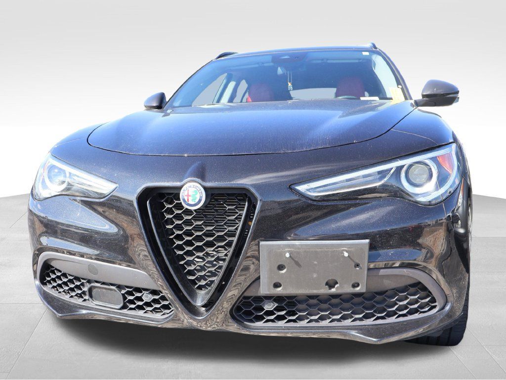 Used 2020 Alfa Romeo Stelvio Ti w/ Nero Edizione AWD/4WD image 4