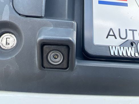 Used 2018 Chevrolet Express 3500 w/ Driver Convenience Package image 16