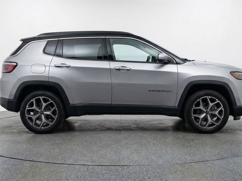 Used 2025 Jeep Compass Limited image 11