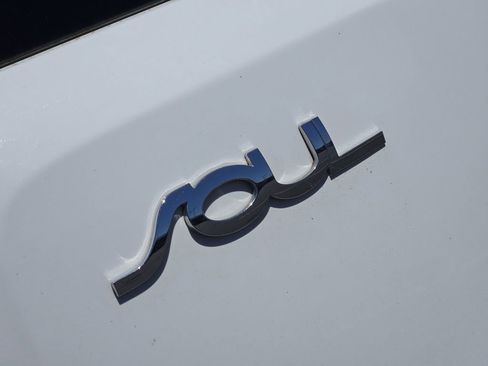 Used 2012 Kia Soul + w/ Audio Pkg FWD image 11