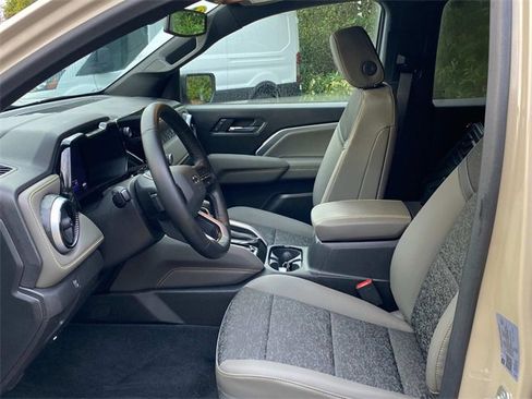 Used 2024 Chevrolet Colorado ZR2 w/ Technology Package image 11