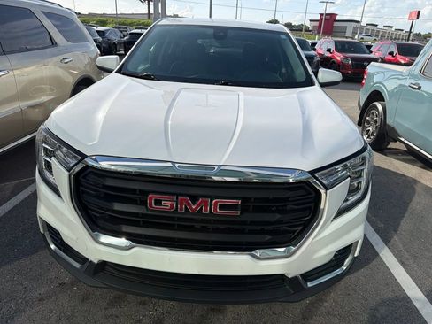 Used 2024 GMC Terrain SLE FWD image 2