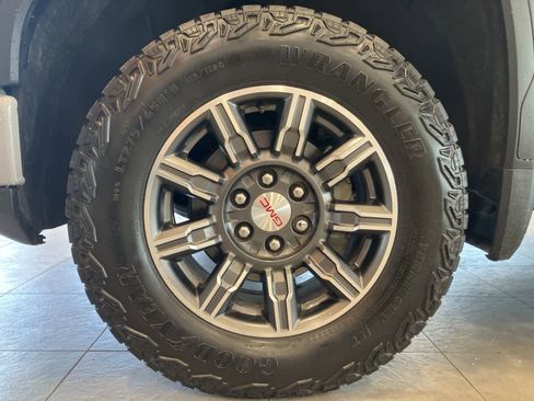 Used 2024 GMC Sierra 1500 AT4 w/ Technology Package AWD/4WD image 9