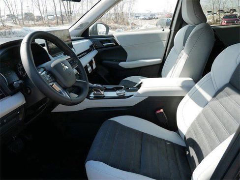 New 2026 Mitsubishi Outlander SE image 4