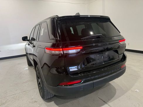 Used 2025 Jeep Grand Cherokee Altitude image 8