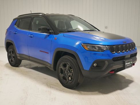Used 2023 Jeep Compass Trailhawk image 3