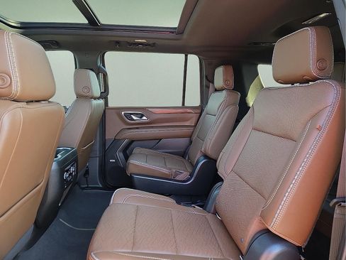 Used 2022 Chevrolet Suburban High Country AWD/4WD image 11