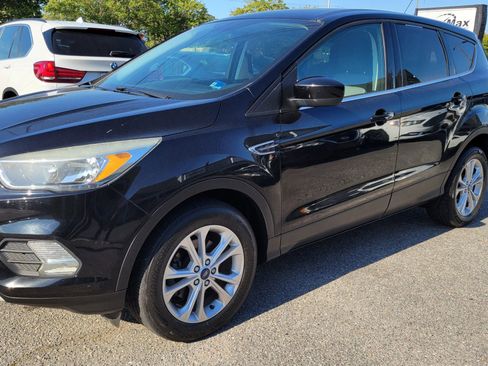 Used 2017 Ford Escape SE w/ SE Cold Weather Package FWD image 1