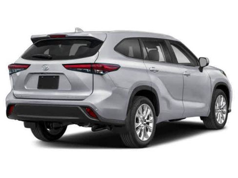 Used 2023 Toyota Highlander Limited FWD image 2