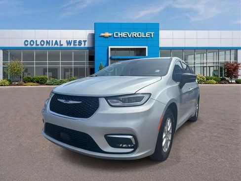Used 2024 Chrysler Pacifica Touring-L FWD image 2
