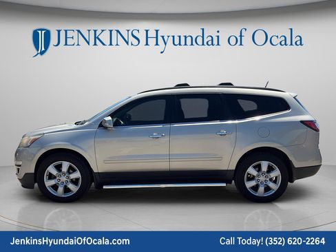 Used 2017 Chevrolet Traverse LT w/ Style and Technology Package FWD image 6