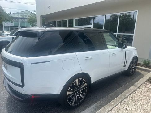 Used 2024 Land Rover Range Rover SE AWD/4WD image 3