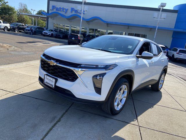 Used 2025 Chevrolet Trax LS w/ LS Convenience Package FWD image 4