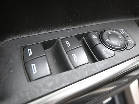 Used 2023 GMC Acadia SLT w/ Preferred Package FWD image 11