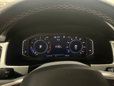 Used 2023 Volkswagen Atlas SE image 2